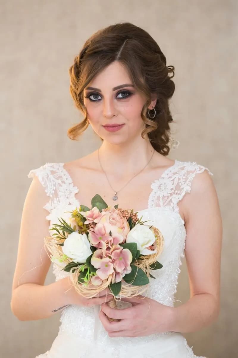 Demet's Line - İstanbul Gelin Saç & Makyaj Uzmanı