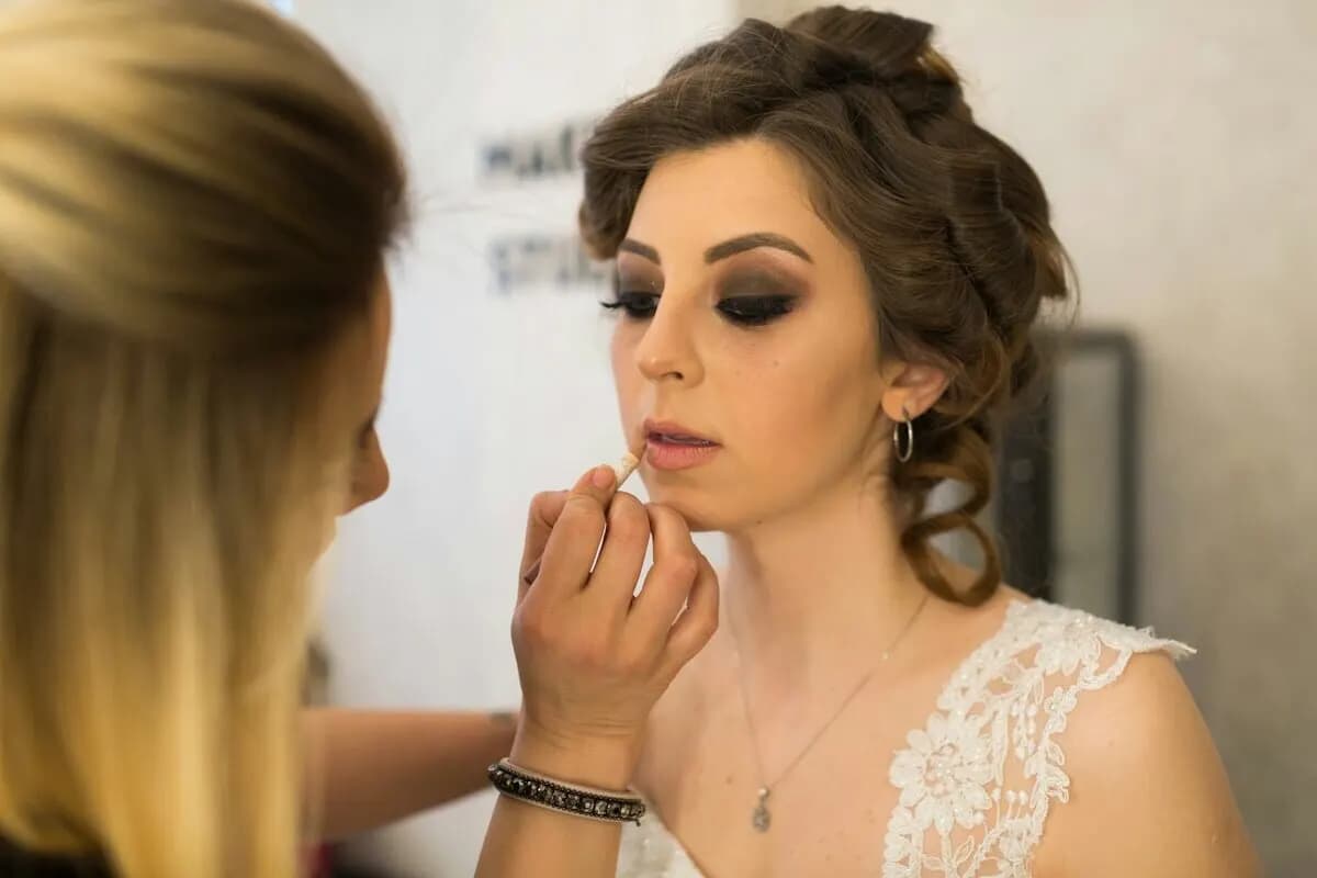 Demet's Line - İstanbul Gelin Saç & Makyaj Uzmanı - fotoğraf 4
