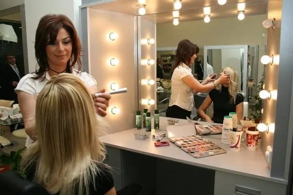 N&R Kuaför Güzellik Salonu - İstanbul Gelin Saç & Makyaj Uzmanı - fotoğraf 1