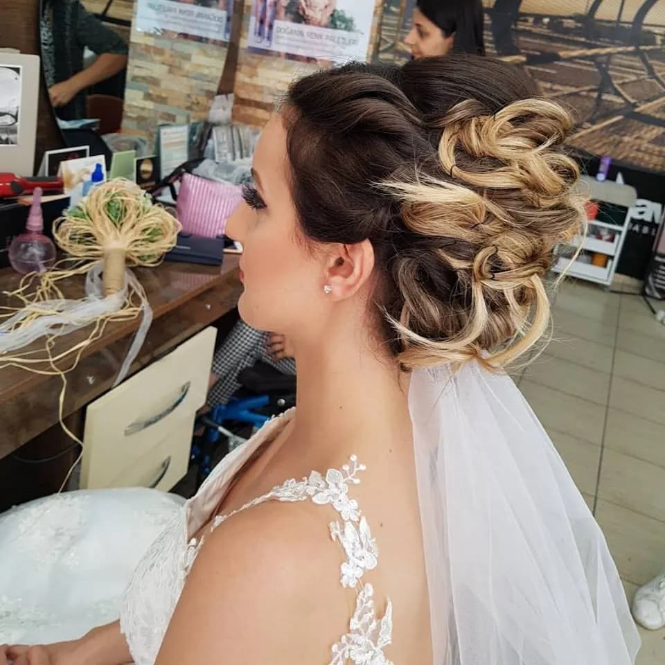Coiffeur Suat Ünal - İzmir Gelin Saç & Makyaj Uzmanı