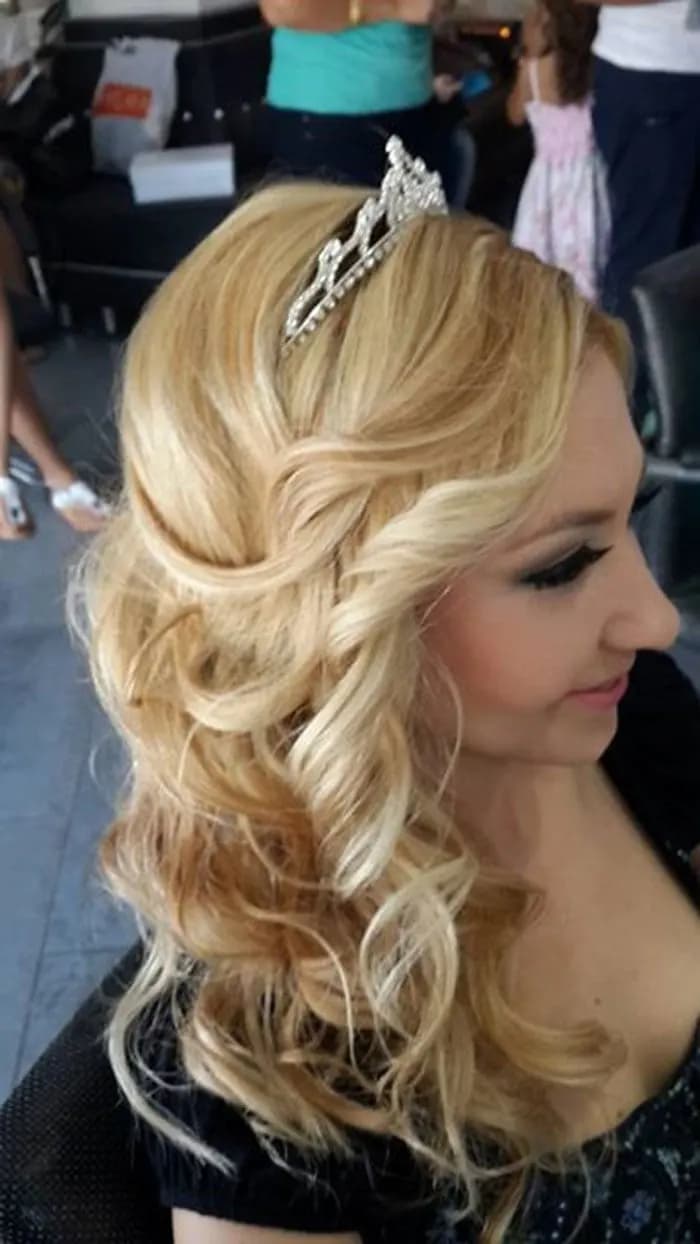 Flora Kuaför & Güzellik Salonu - İzmir Gelin Saç & Makyaj Uzmanı - fotoğraf 3