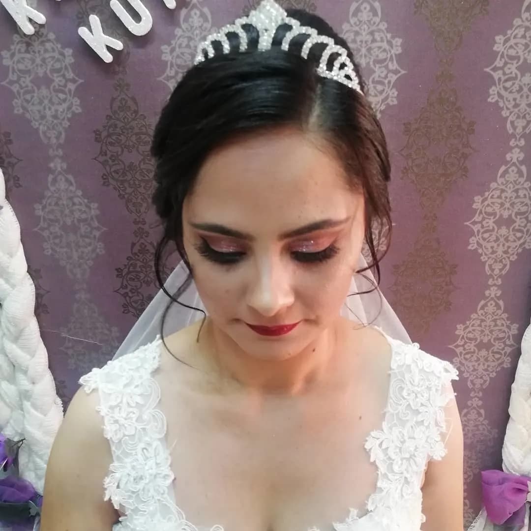 Karamel Kuaför - İzmir Gelin Saç & Makyaj Uzmanı - fotoğraf 10